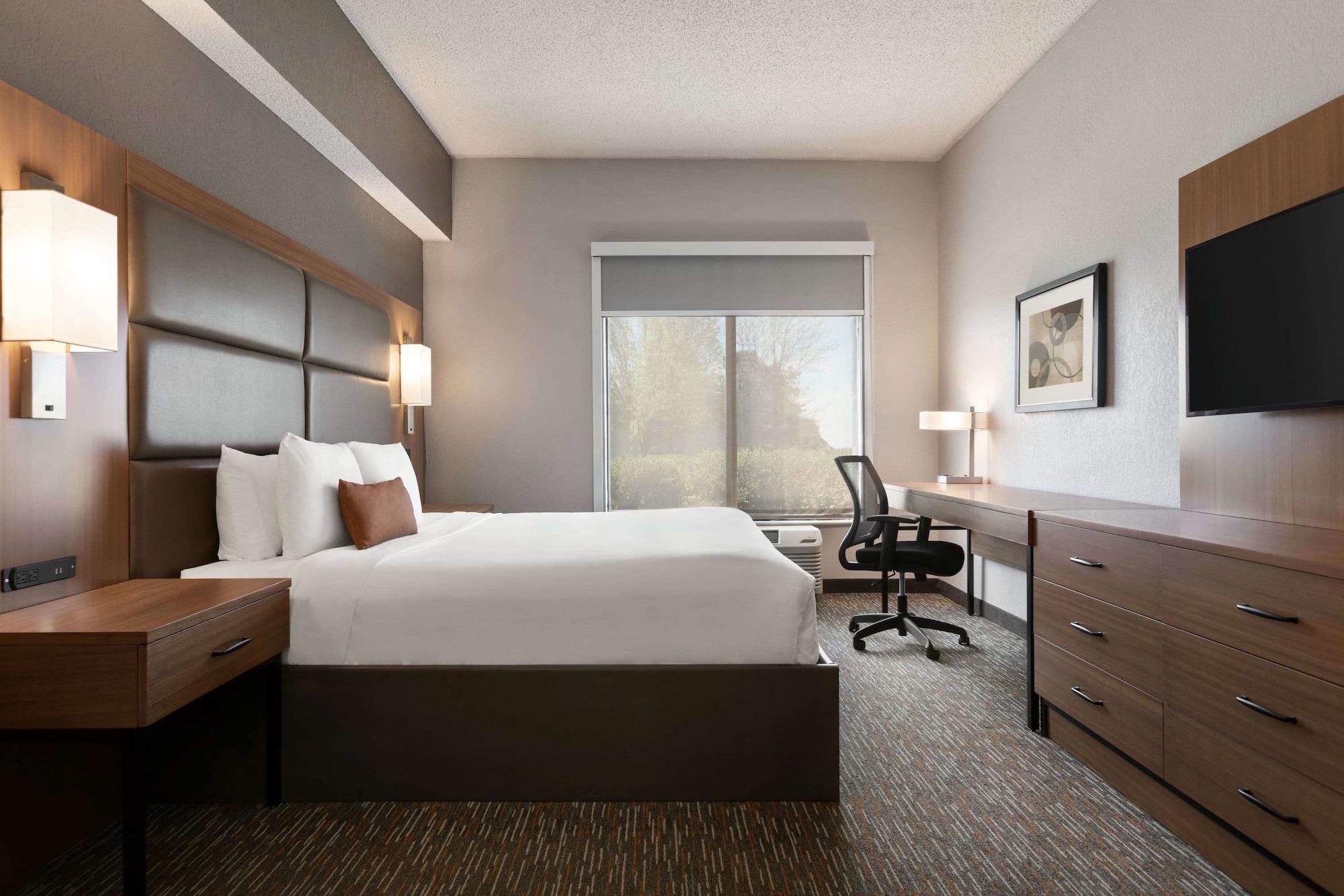 Wingate By Wyndham Cincinnati Blue Ash Exterior photo