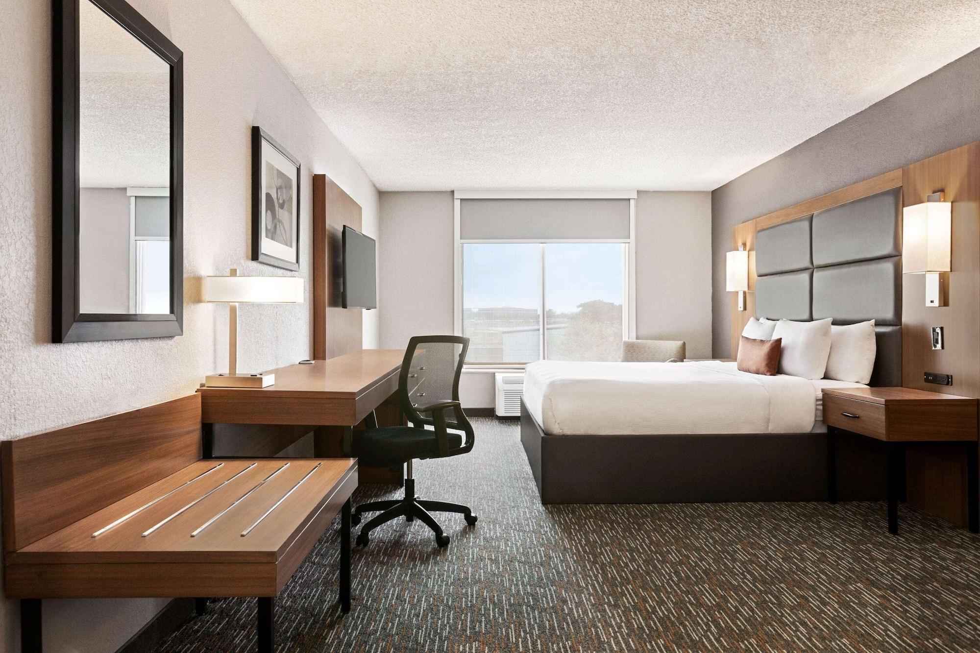 Wingate By Wyndham Cincinnati Blue Ash Exterior photo