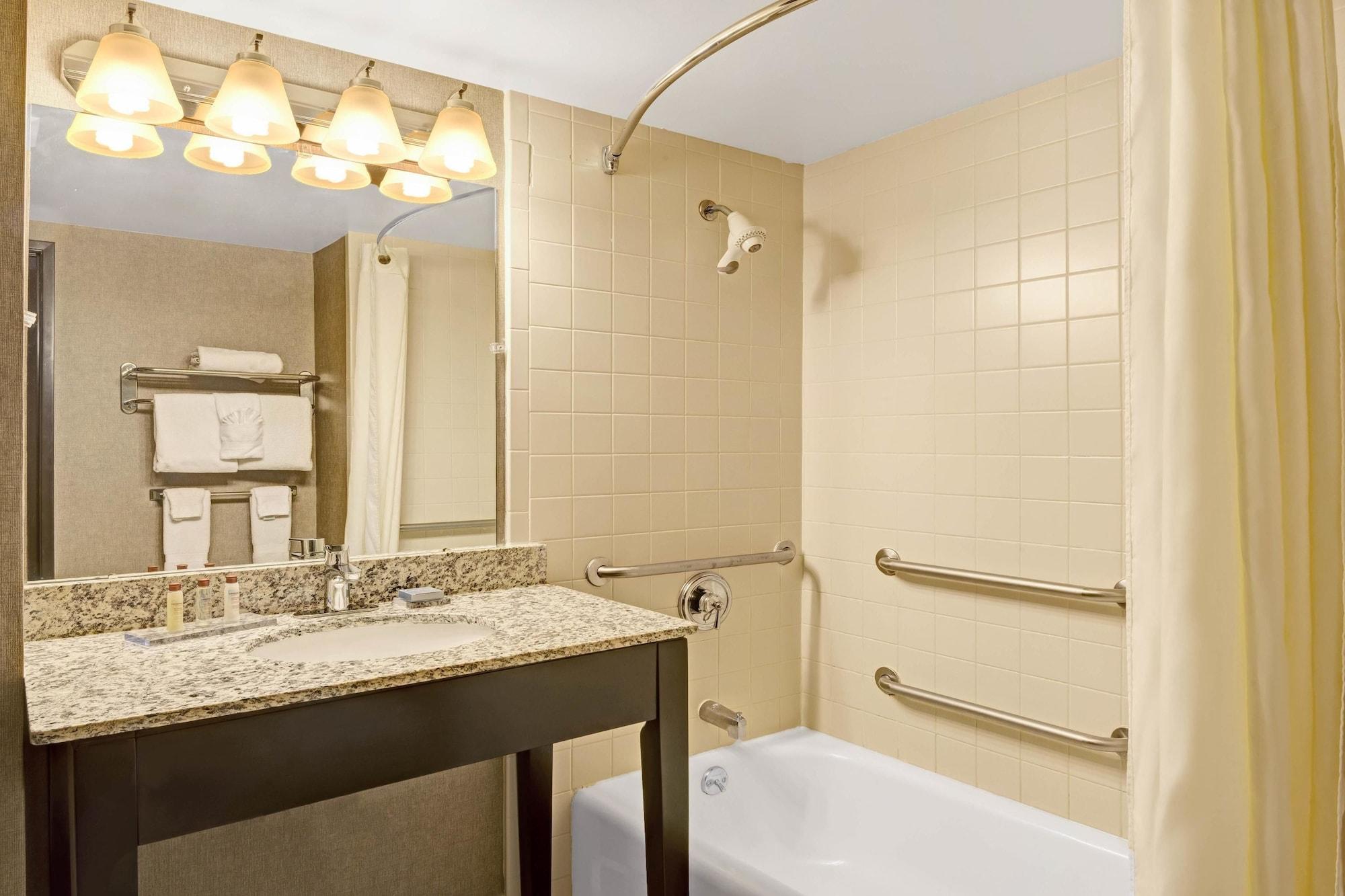Wingate By Wyndham Cincinnati Blue Ash Exterior photo