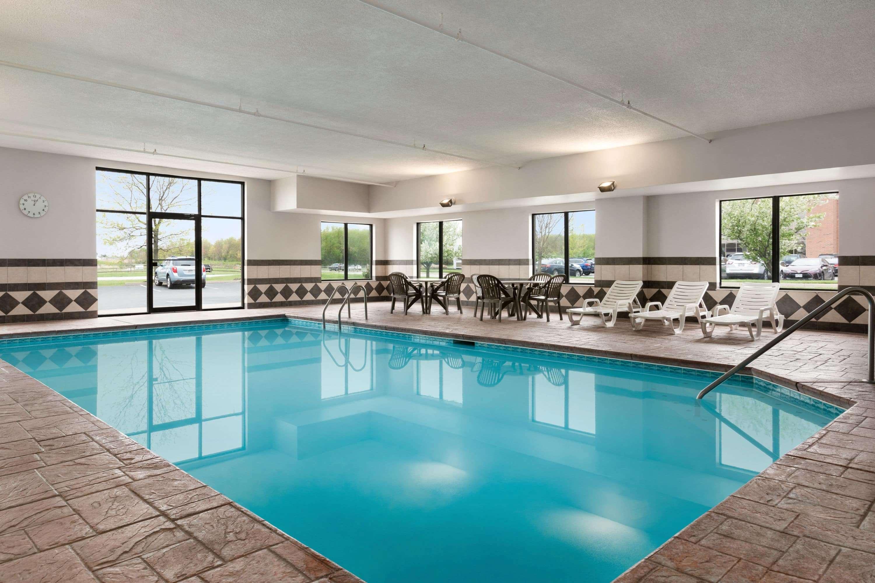 Wingate By Wyndham Cincinnati Blue Ash Exterior photo