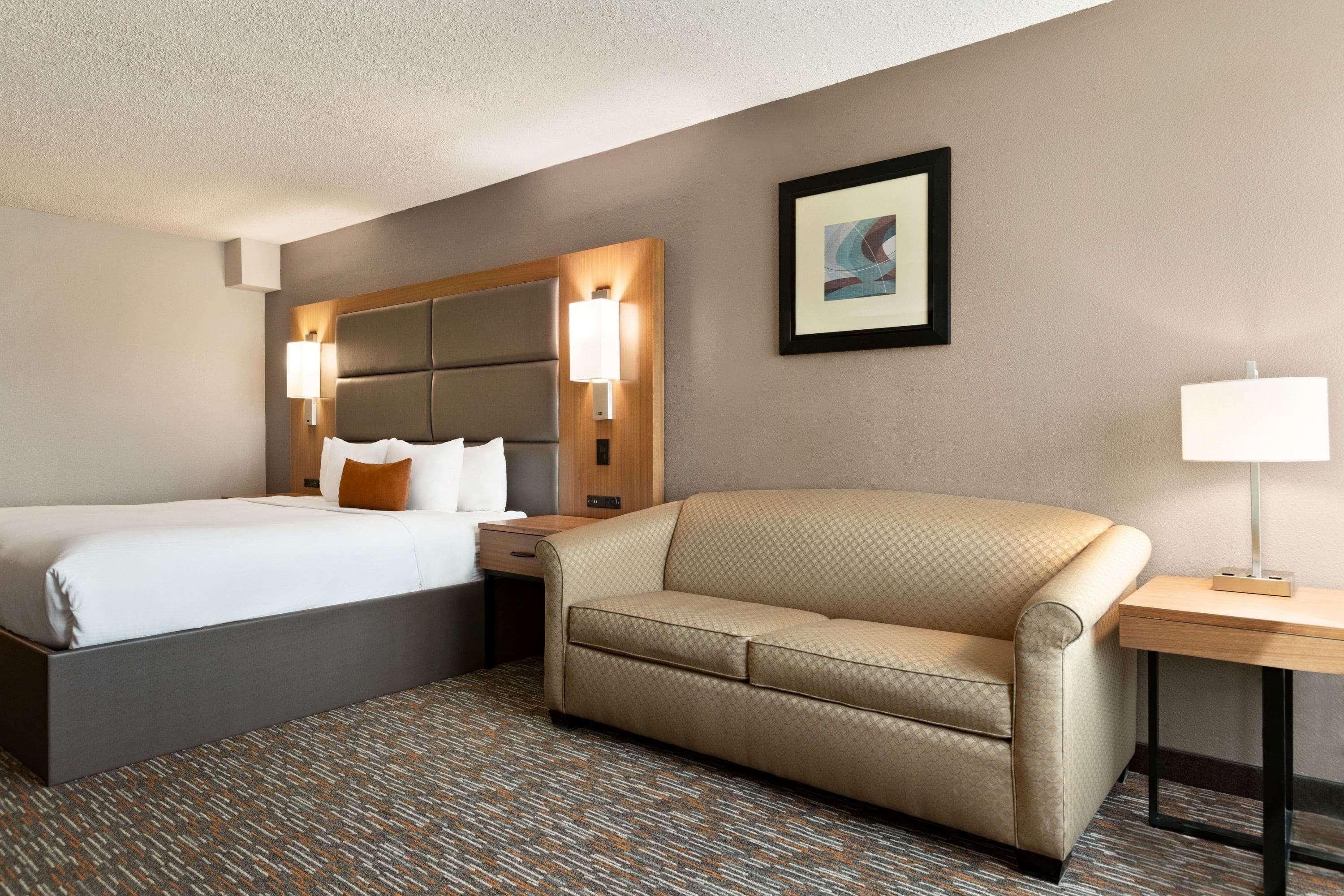 Wingate By Wyndham Cincinnati Blue Ash Exterior photo