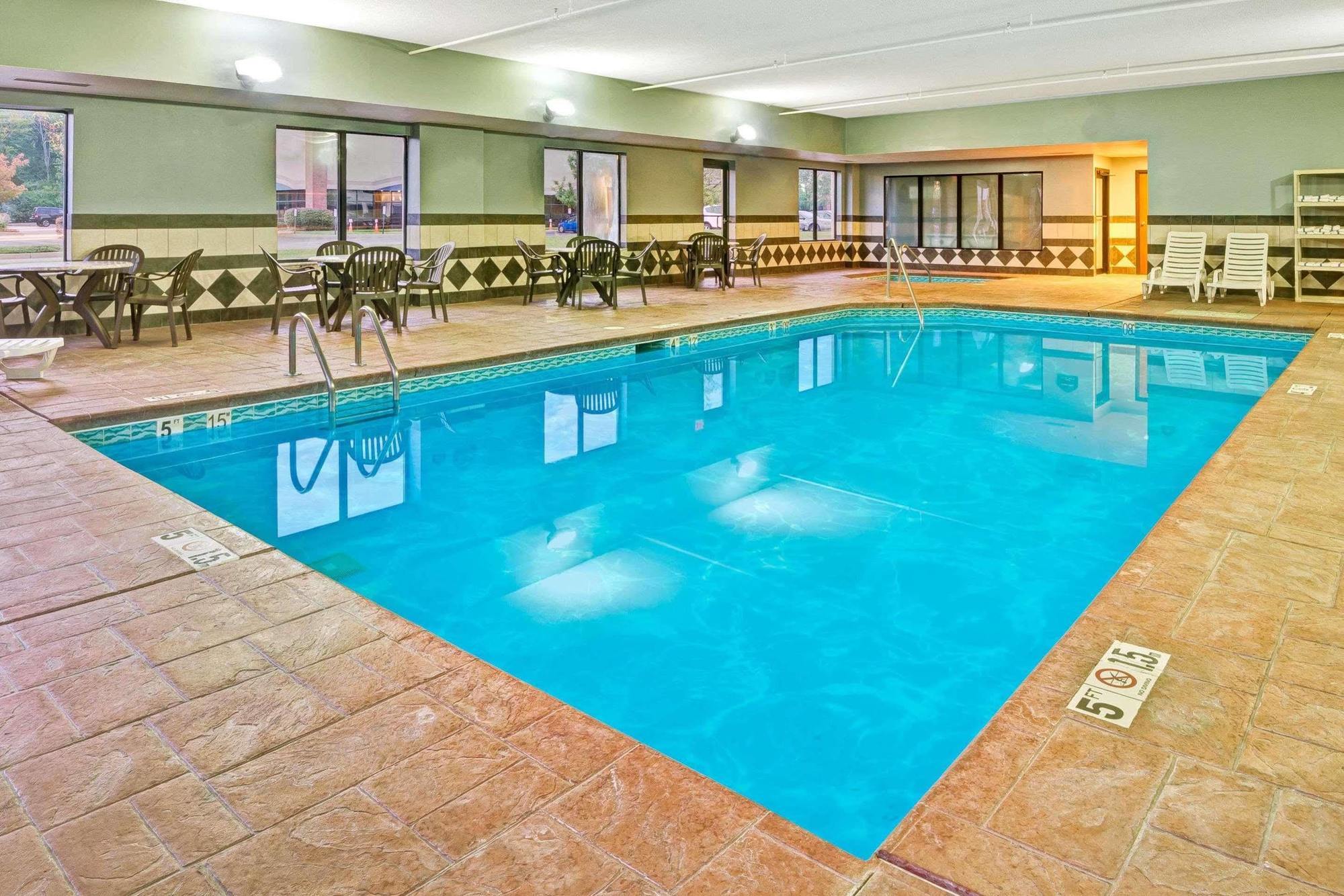 Wingate By Wyndham Cincinnati Blue Ash Exterior photo