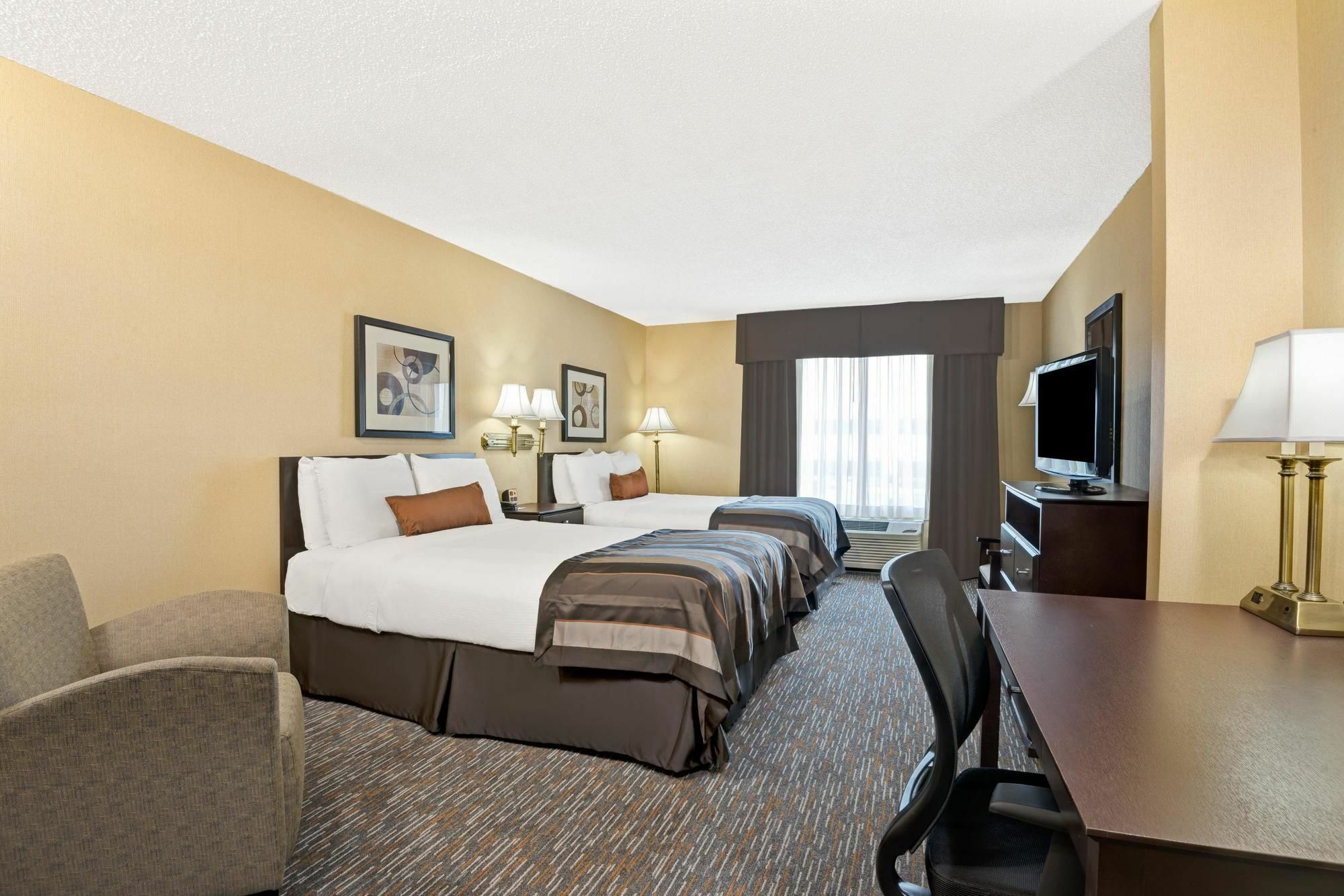 Wingate By Wyndham Cincinnati Blue Ash Exterior photo