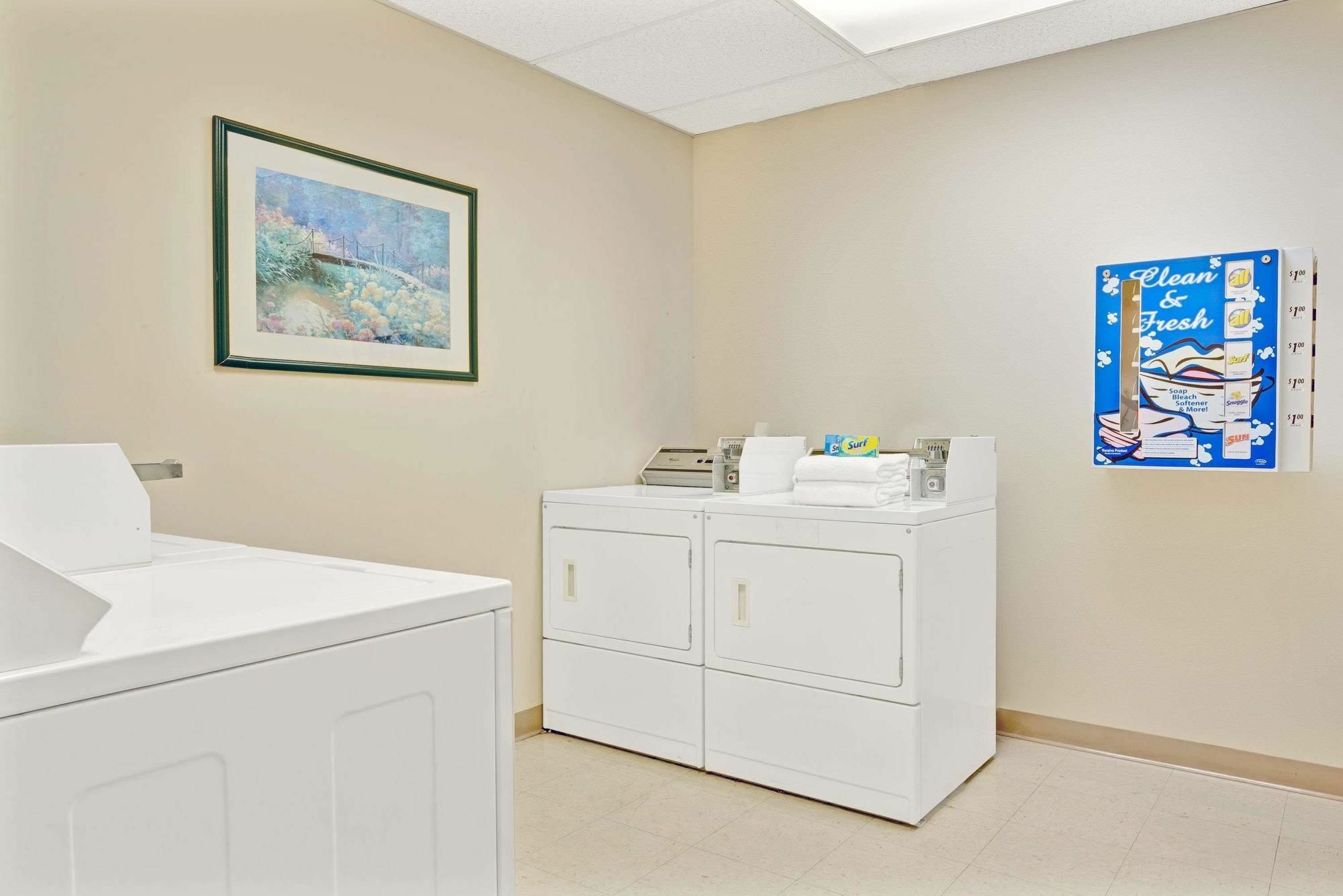 Wingate By Wyndham Cincinnati Blue Ash Exterior photo